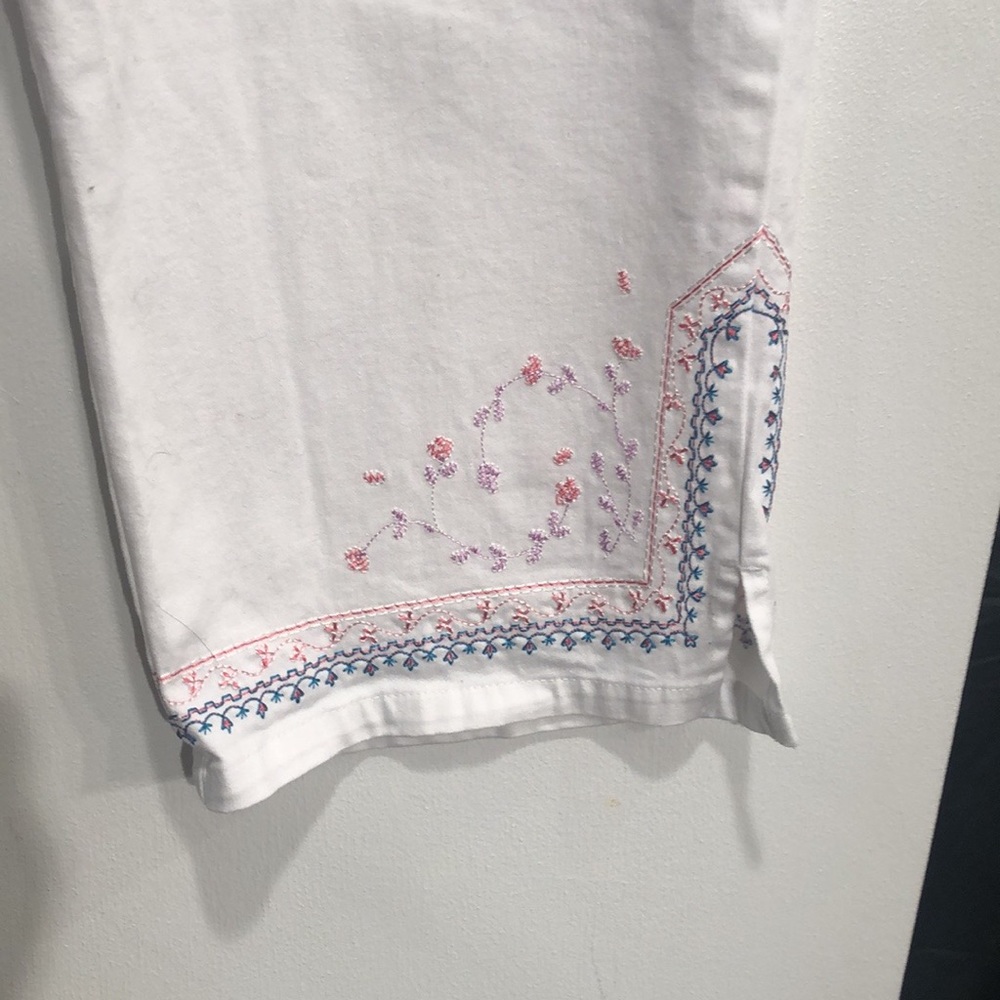 Denim & Co capris in white. With embroidery detail and a cotton blend size large - Picture 15 of 16